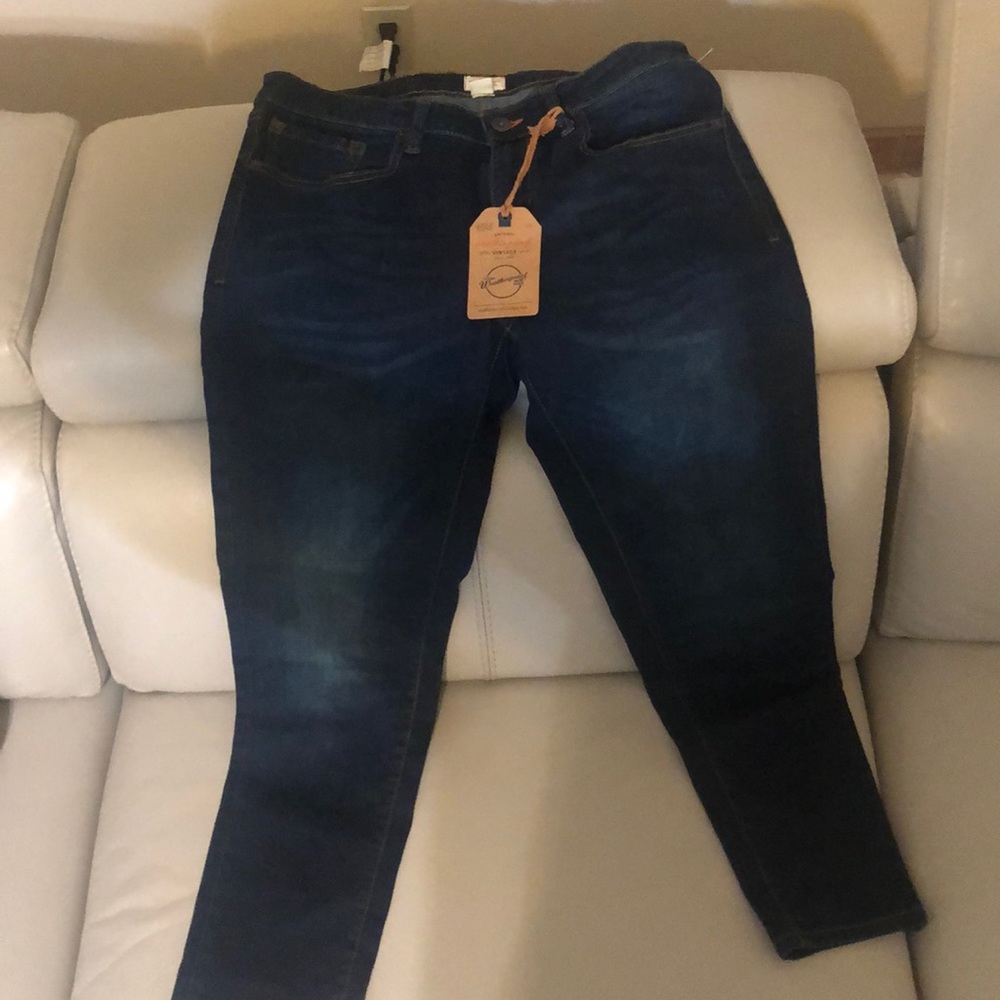 Im selling these dark blue pants never been worn